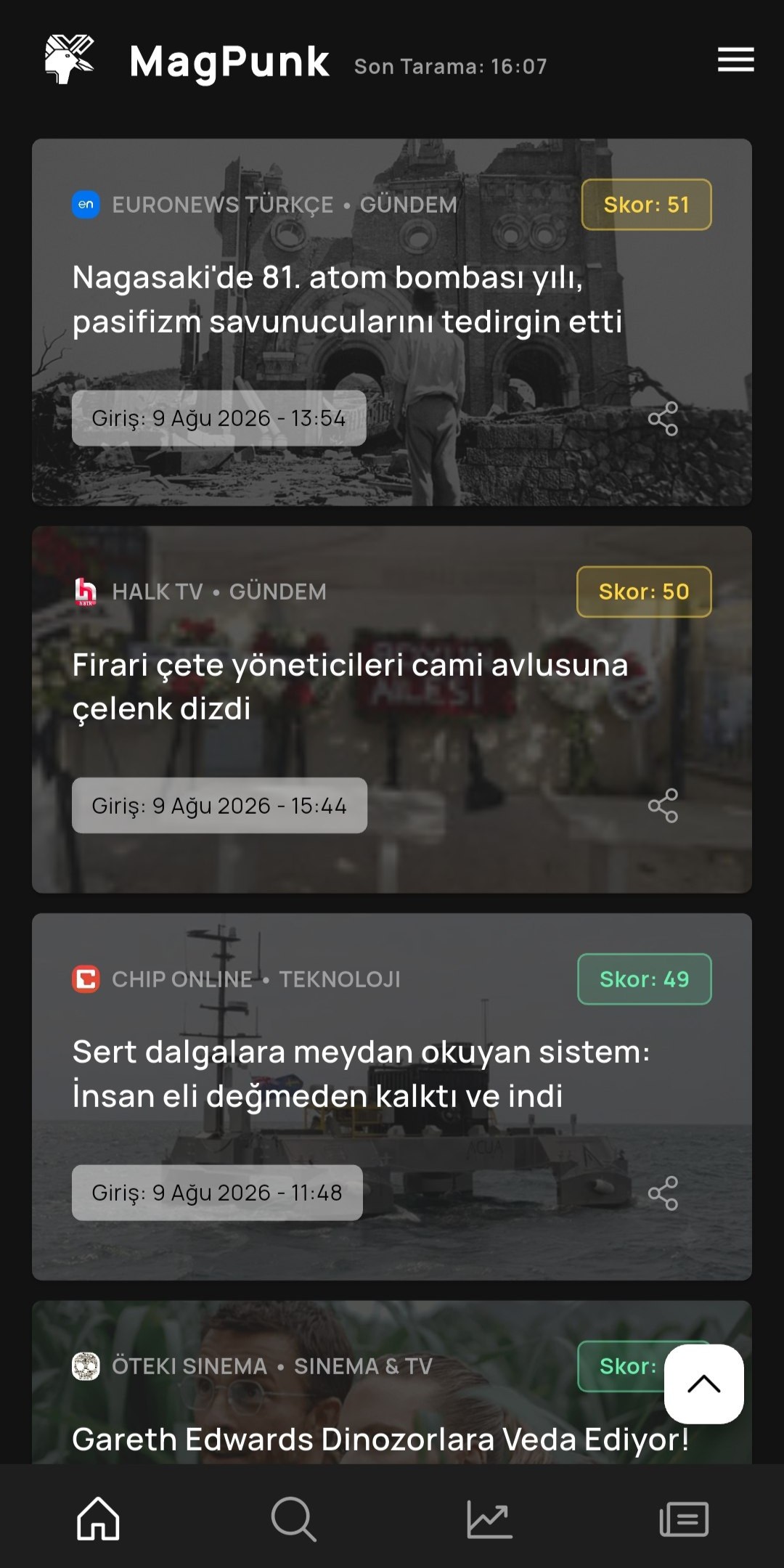 MagPunk akış ekranı: haber kartları alt alta dizili, her kartın sağ üst köşesinde o içeriğin skorunu gösteren bir rozet var.